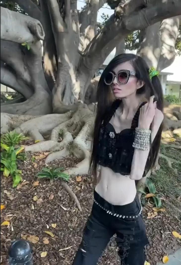美式妖风别来中国！美国素食网红瘦得像女鬼，却被欧美粉丝狂捧太美了。

下面这一幕