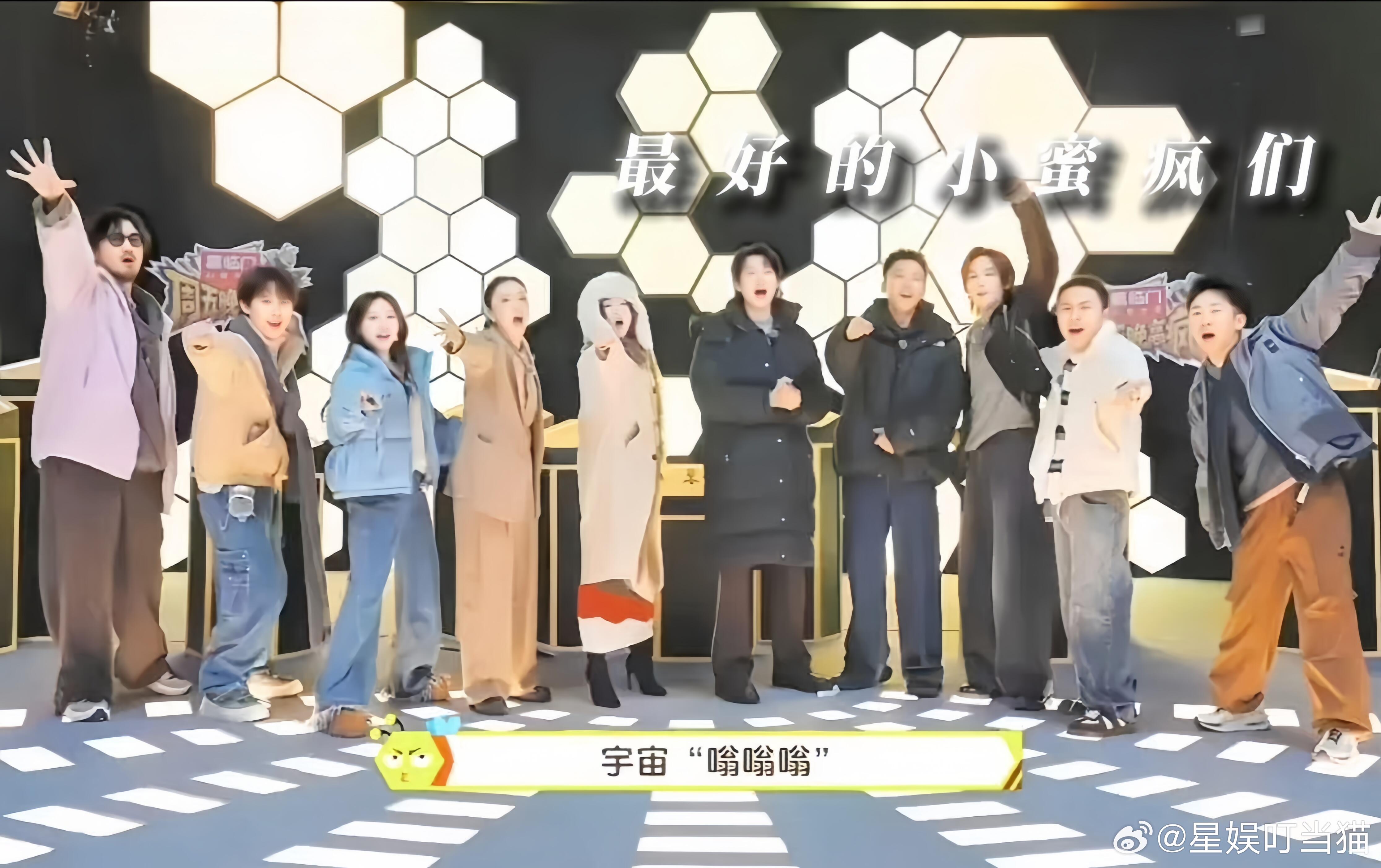 第一次见穆祉丞被12个人围着哄穆祉丞在周五晚高疯谈心局说迷茫，结果一桌子人全围上