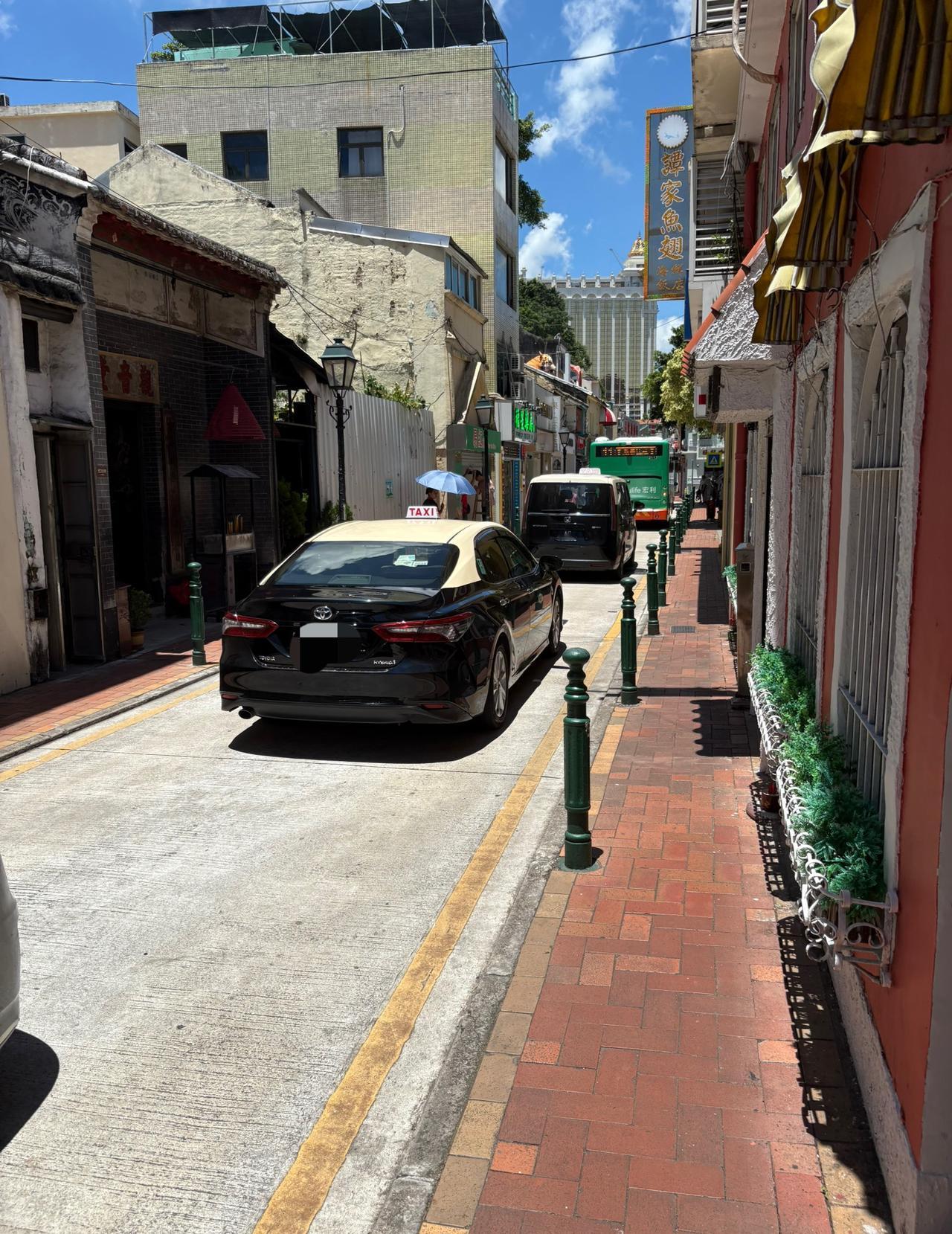 香港澳门的车，外观看起来为什么这么亮？

在香港或者澳门旅游的时候，我都会发现一