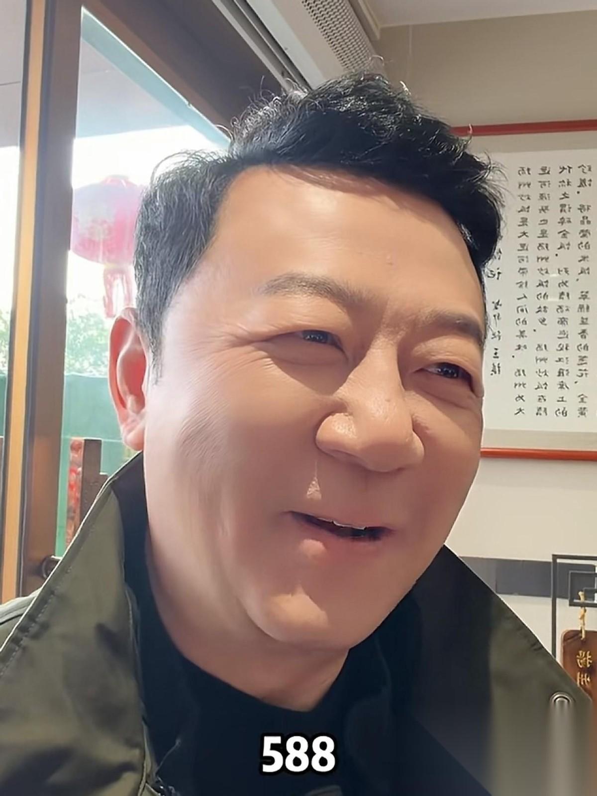 郭涛去吃扬州炒饭，老板推荐他吃588元的，因为这是老板亲自在他面前炒的。老板播音