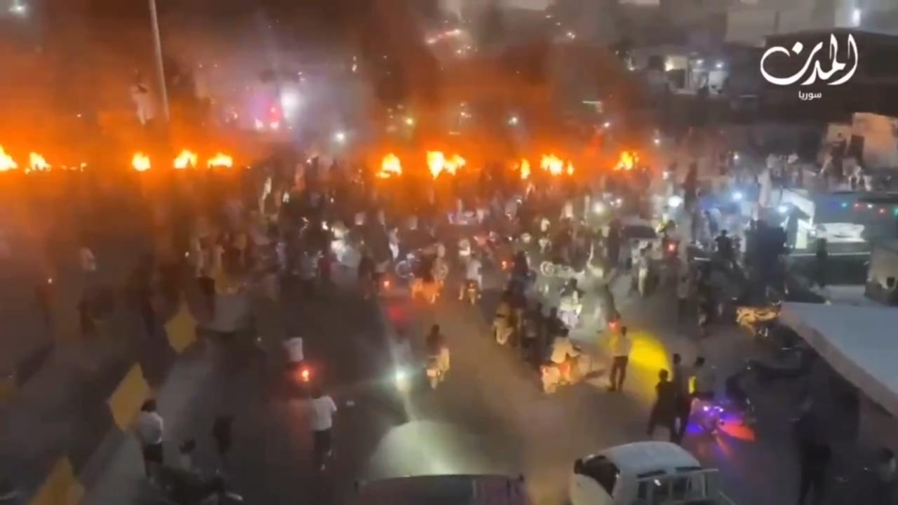 9月13日，叙利亚爆发多地街头抗议。导火索是过渡政府上调燃油价格，柴油涨约 40