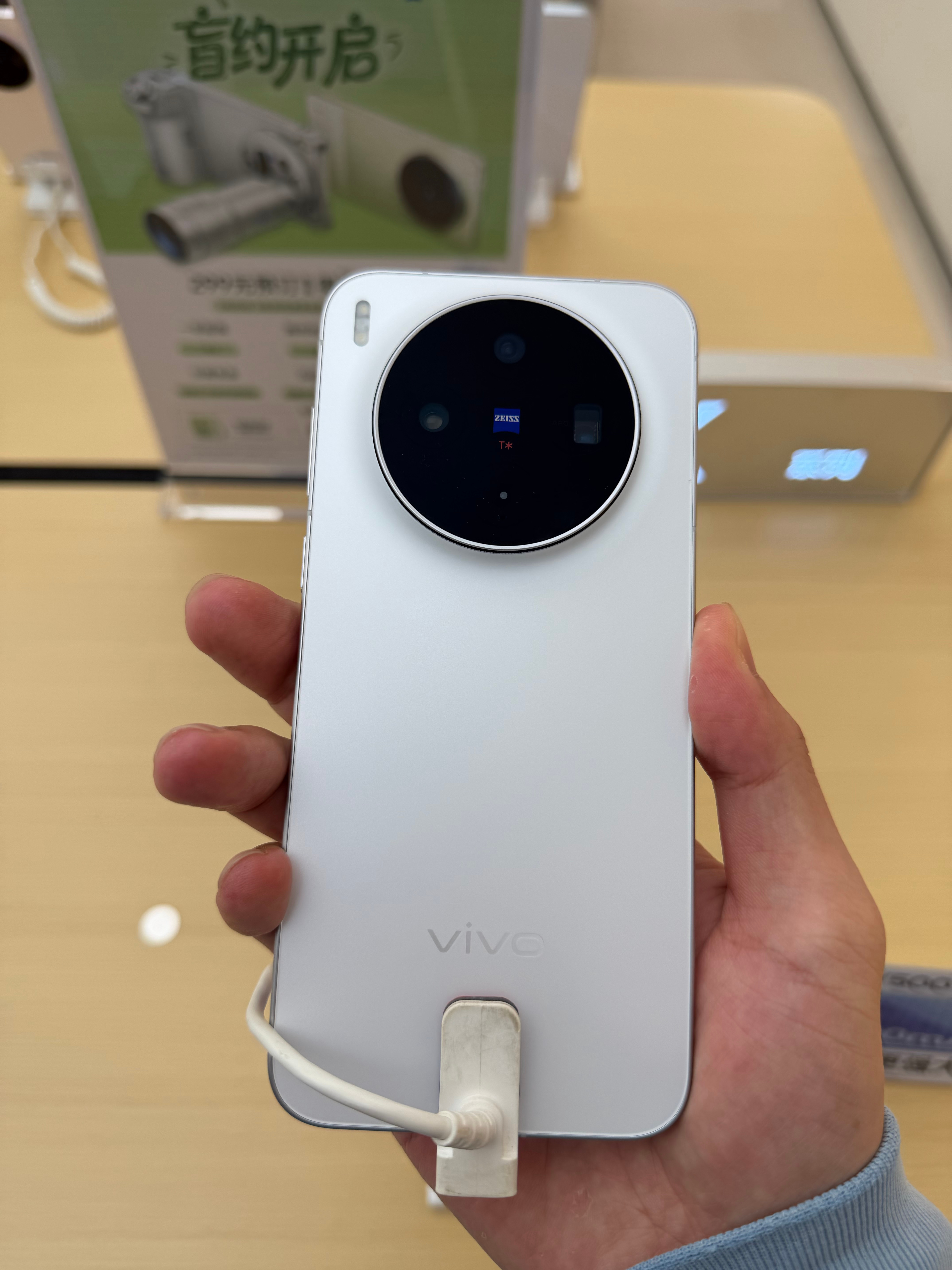 线下店摸到的vivo X300s，白色和粉色，从配置能看出来，应该是4个储存容量