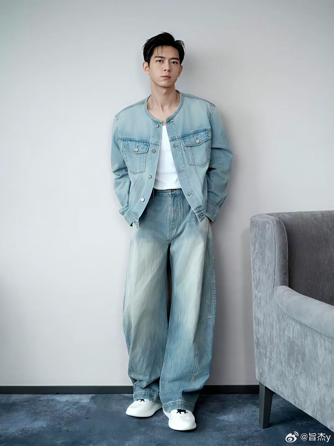 李现更新“随便拍拍... 很久没发自己了，一次性多来几张！ ​​​
