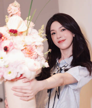陈瑶三步一回头守护自己的箱子 高铁站有三宝：找不到的电梯、搬不动的箱子、红温的陈