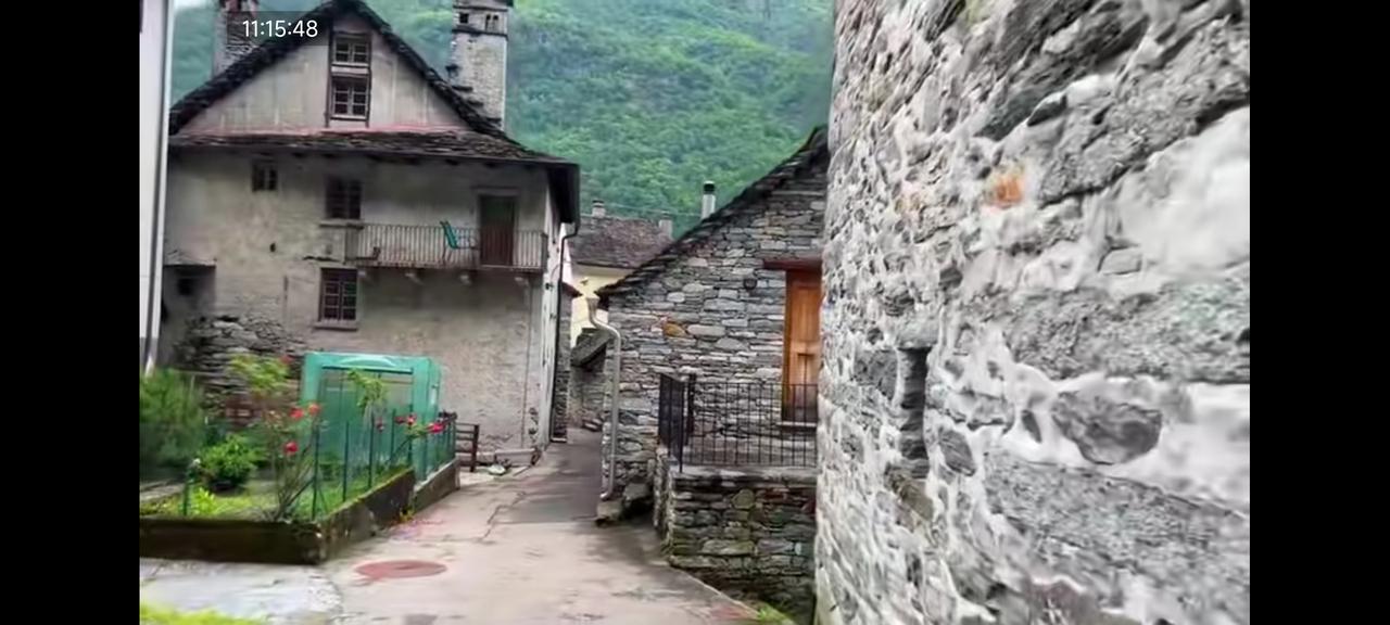 网友在瑞士农村拍的

大多数的房子已经人去楼空，年青人早就不要祖屋跑到城里工作去