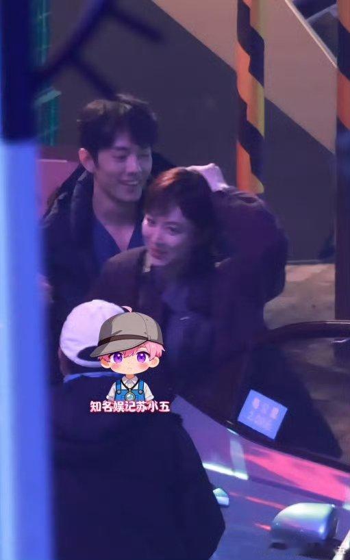 肖战对姜妍摸头，贴心~ 
