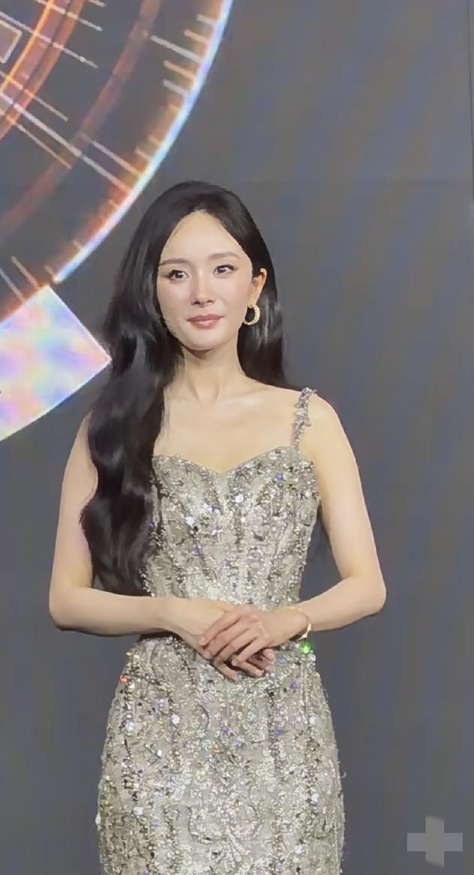 40 岁的杨幂
金色刺绣钉珠吊带裙，鎏金女王，气场强大，就是下次能不能换个发型师