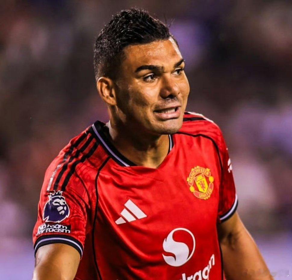 【卡塞米罗透露其真名】曼联中场卡塞米罗（Casemiro）透露：“我的名字是卡洛