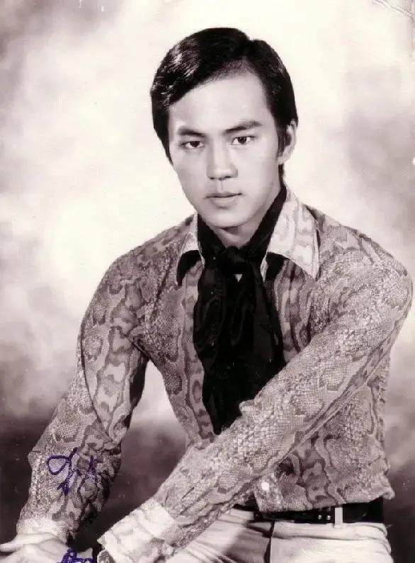 狄龙（Tommy Tam），本名谭富荣，1946年8月19日出生于中国广东省江门