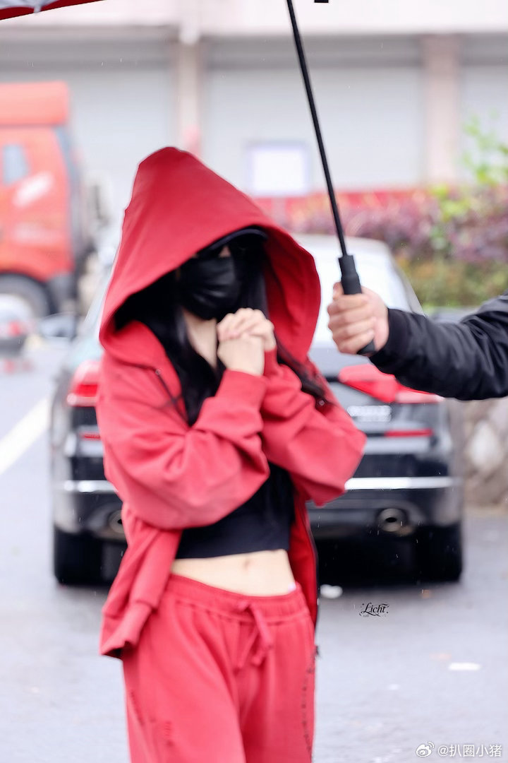 虞书欣﻿《云初﻿令》今日上班路透～太美了小红鱼！虞书欣云初