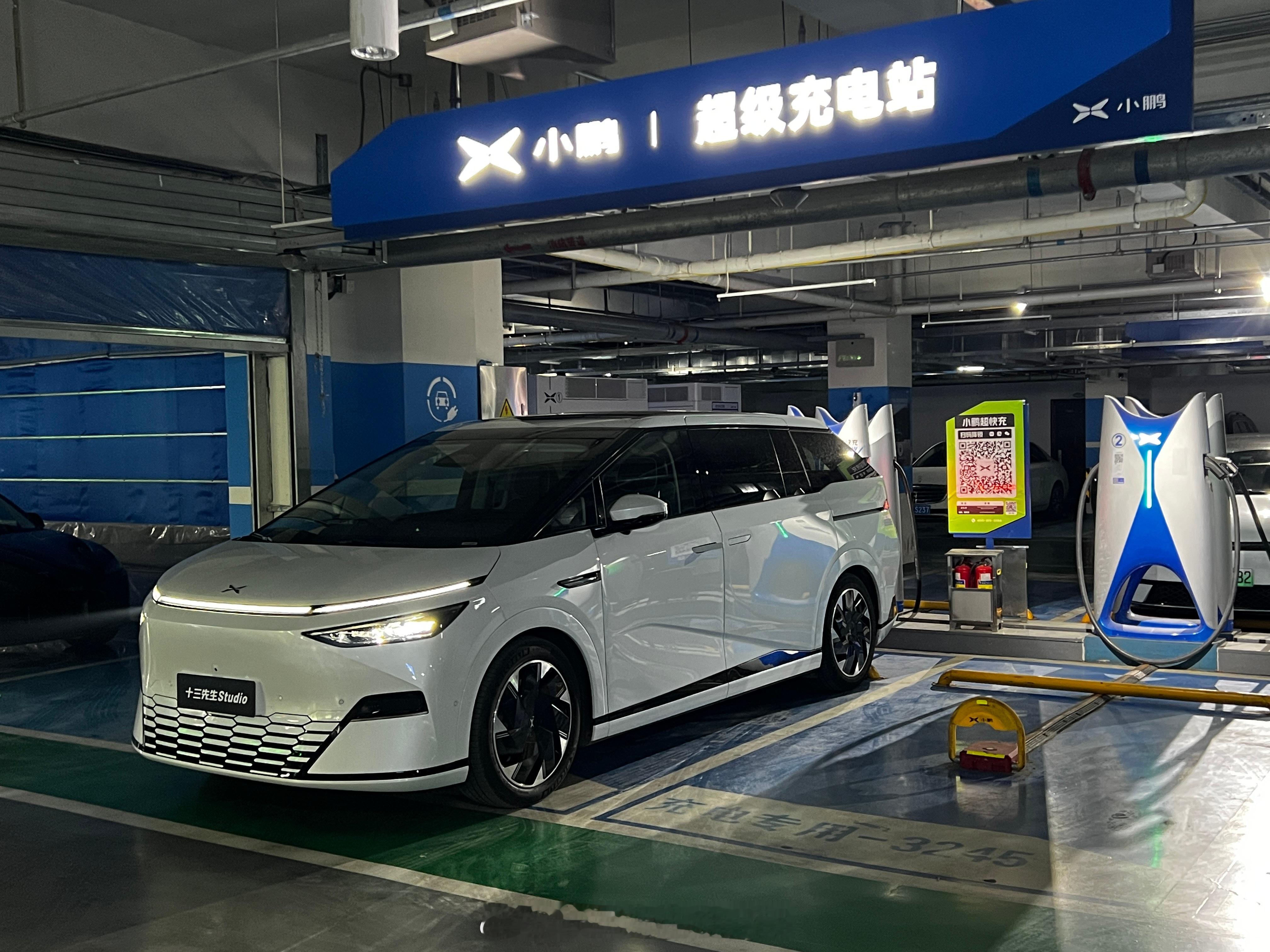 开#小鹏X9# 去S4桩补电，从10%~90%充了30分钟，10~80%差不多2