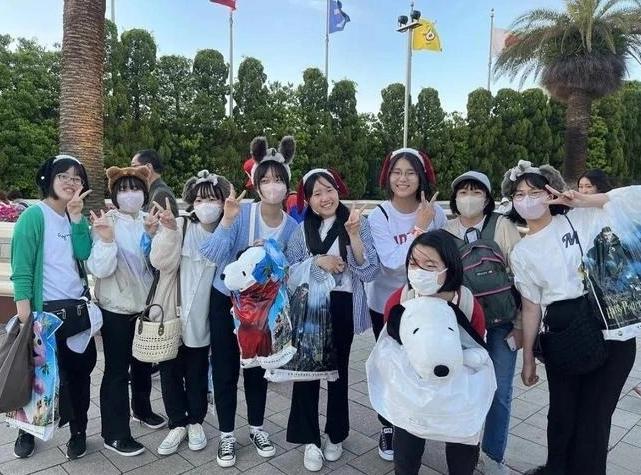 [微风]很多人不知道美国人在日本有多猖狂，29日，在日本京都进行集体旅行的13岁