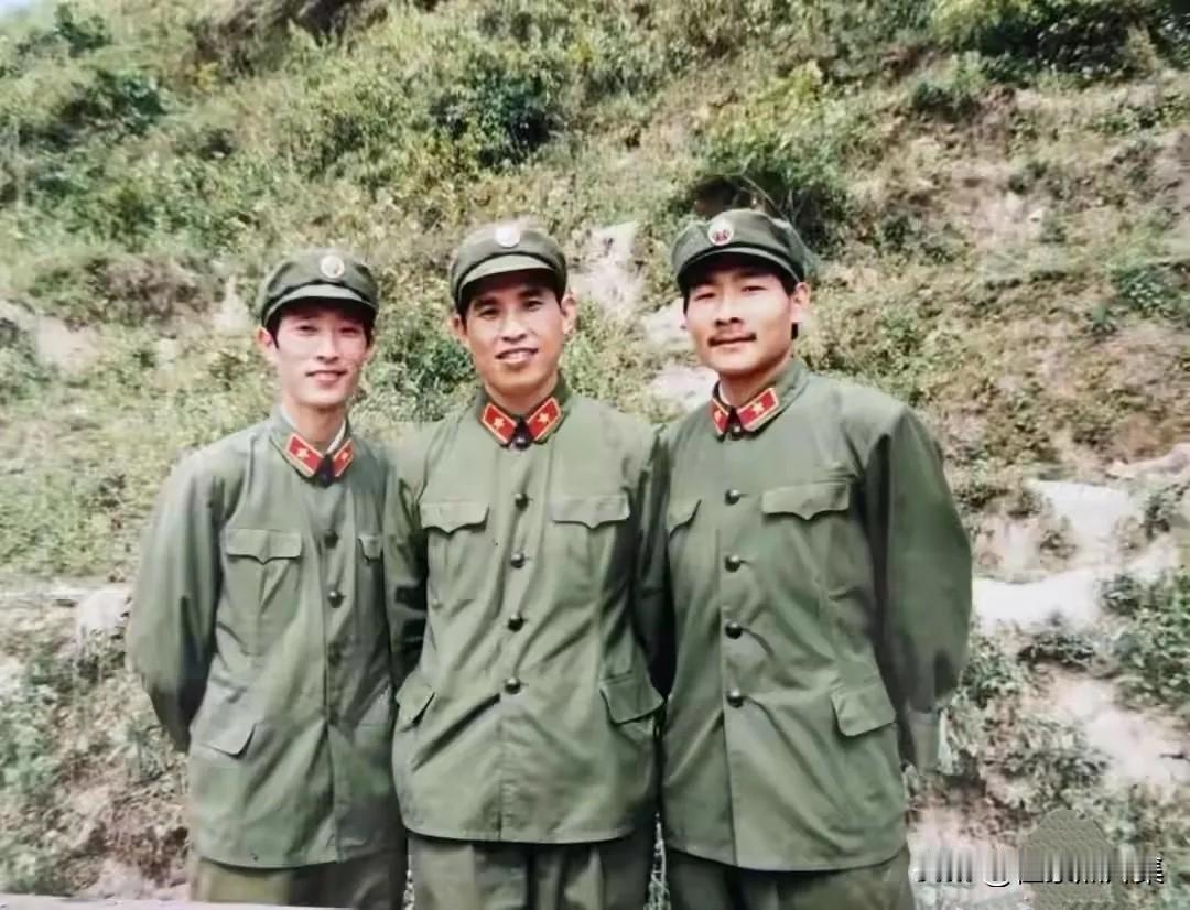 1985年12月老山防御作战期间，597团政委亓树杰（中）与团政治处干事徐守凯（
