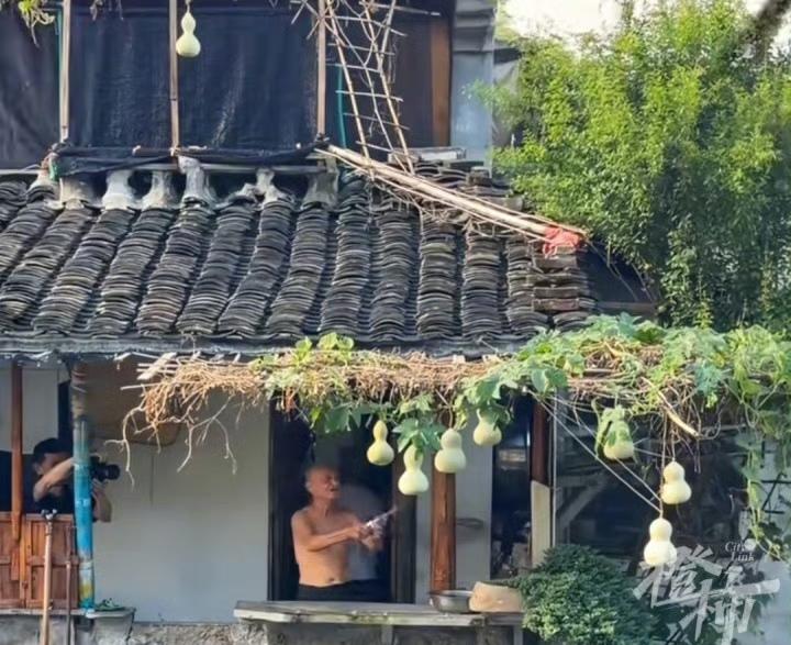 9月5日晚，浙江绍兴的“葫芦娃爷爷”把原本计划留到霜降的7个葫芦全部剪掉了。
 