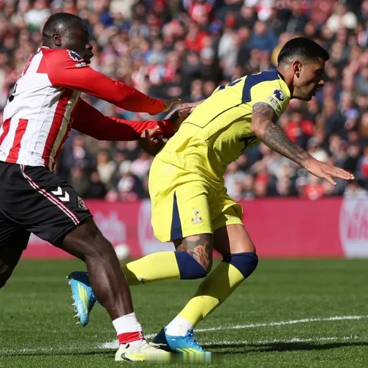 【种族歧视零容忍 布罗贝伊遭网暴】桑德兰1-0战胜热刺，布罗贝伊与罗梅罗对抗引发