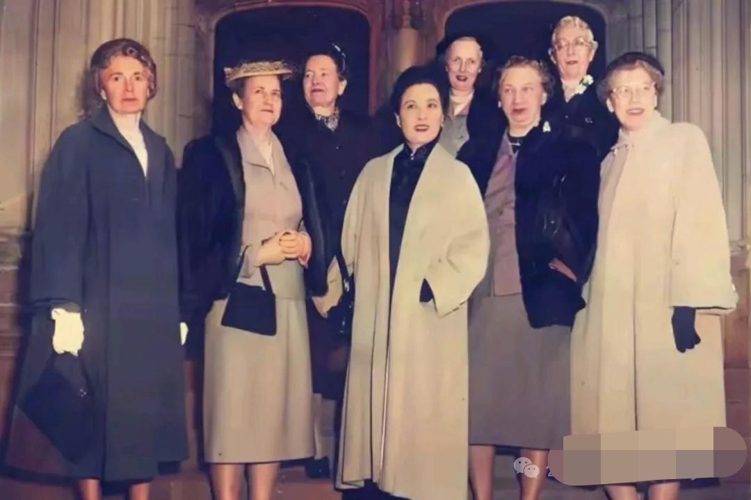 1953年，美国韦尔斯利女子学院。宋美龄1917年从该校毕业，时隔三十多年，她重