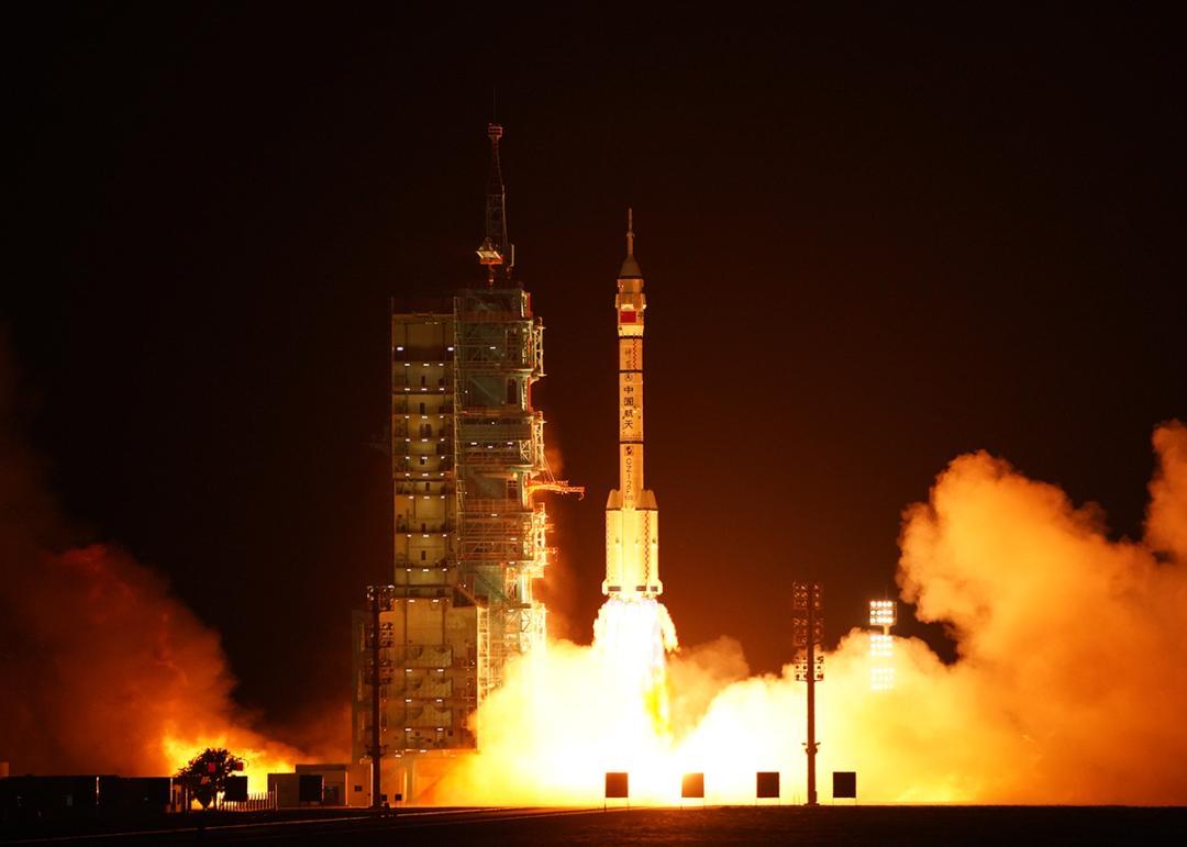 震撼！火箭发射瞬间，照亮夜空！🚀🔥