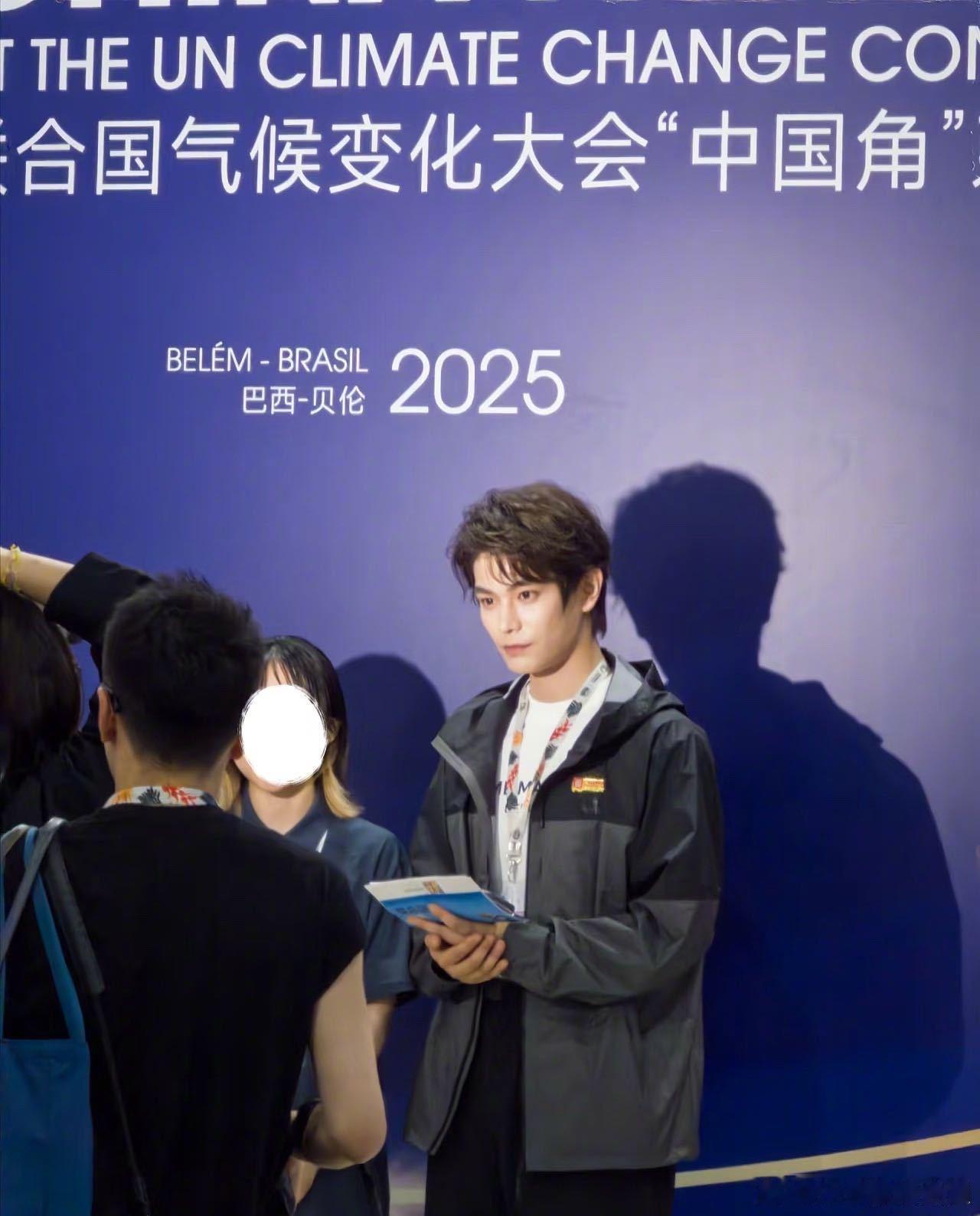 不只是屏幕里的演员，更是守护生态的行动派，从雪豹保护到COP30，每一步都走得扎