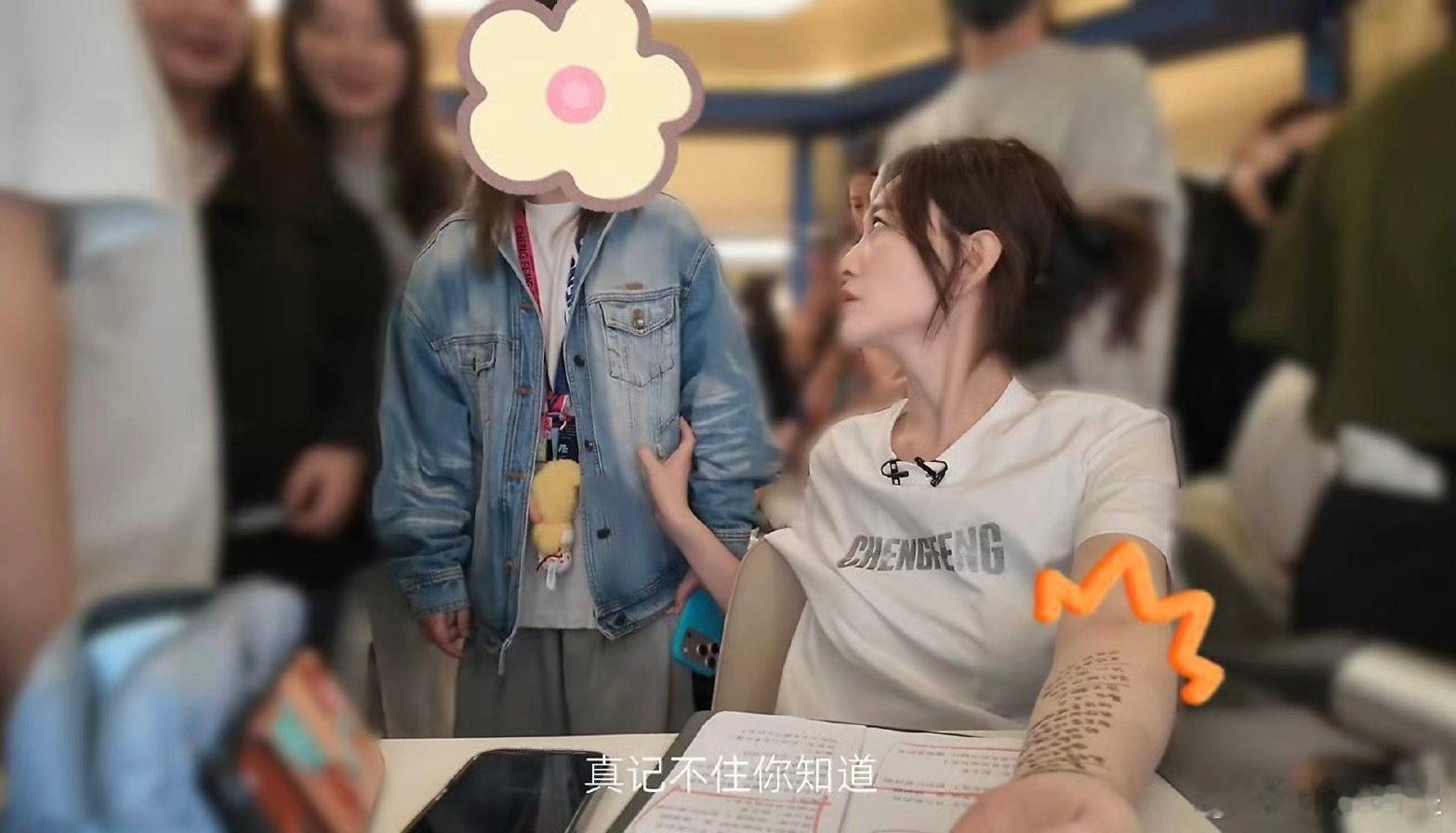李小冉出了浪姐还在打小抄李小冉五旬老人的记忆力不想睡的星期五 李小冉综艺路透名场