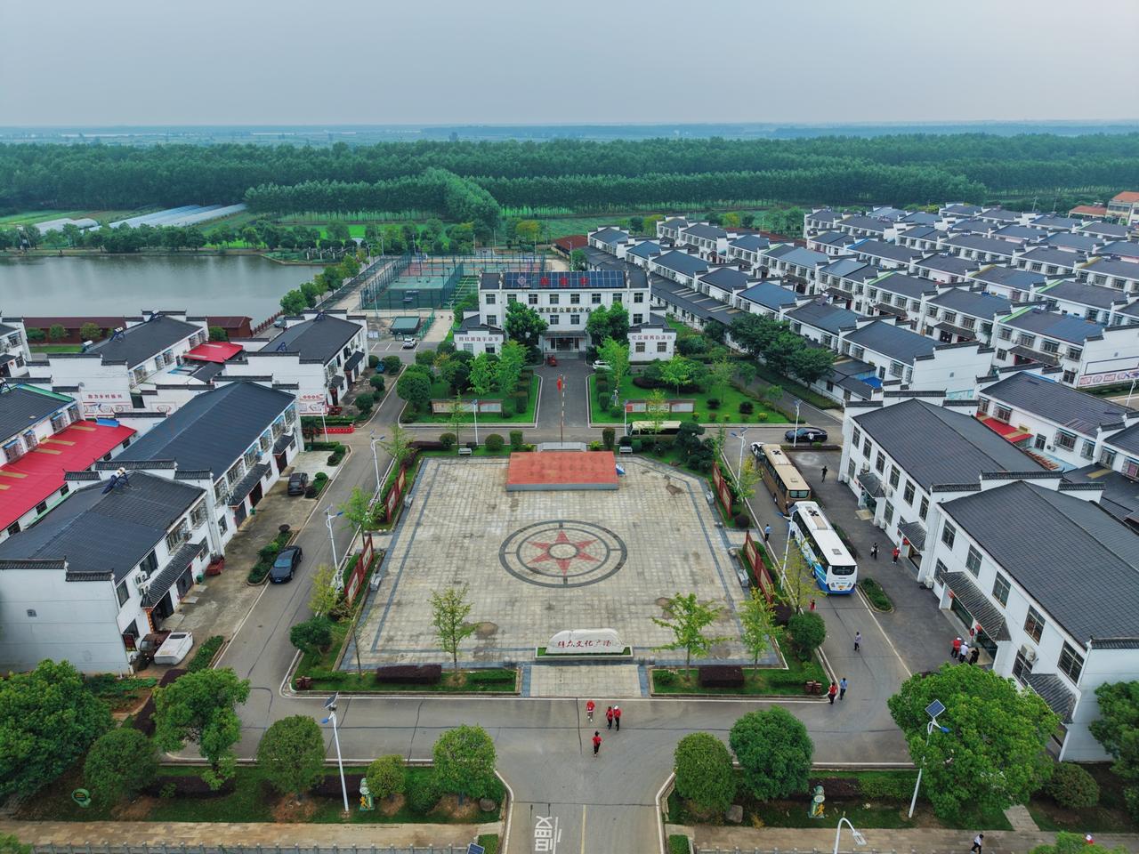 【网络大V探访嘉鱼四邑村】6月18日，湖北新联团网络人士服务团来到嘉鱼四邑村采风