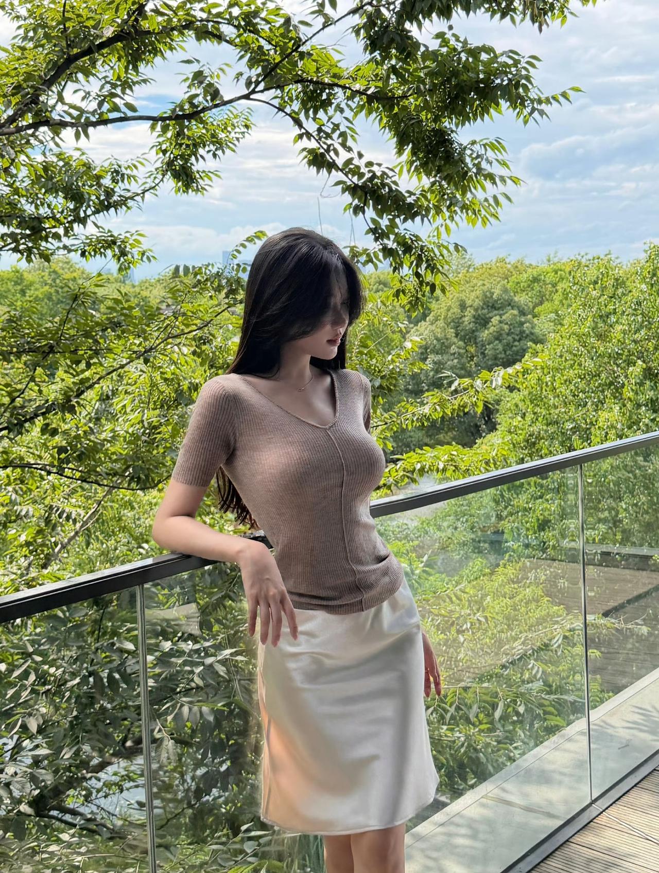 浅咖与香槟色的碰撞，是夏日里恰到好处的温柔。漫步在绿意盎然的露台，连风都变得轻盈