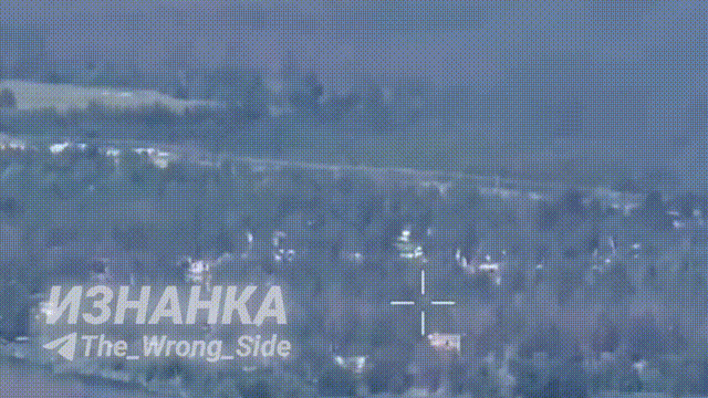 猛烈轰炸开路，顿城多地插旗。近期，俄空天军公布了又一轮对乌军前线目标的猛烈轰炸镜