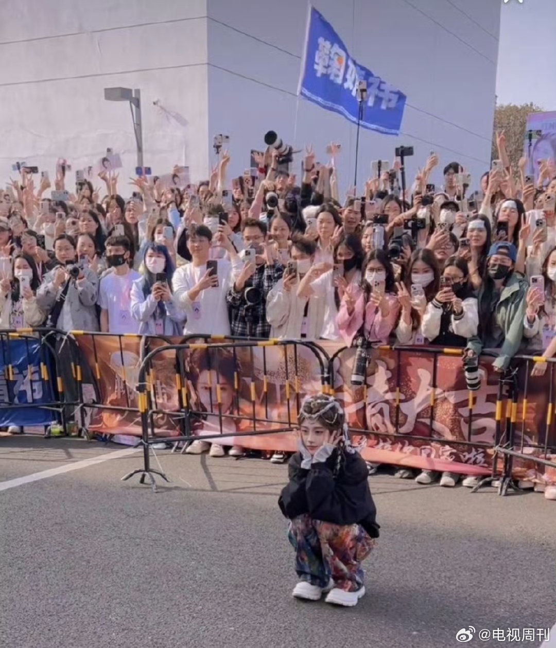 鞠婧祎杀青和粉丝大合照鞠婧祎月鳞绮纪杀青和粉丝大合照 鞠婧祎《月鳞绮纪》杀青和粉