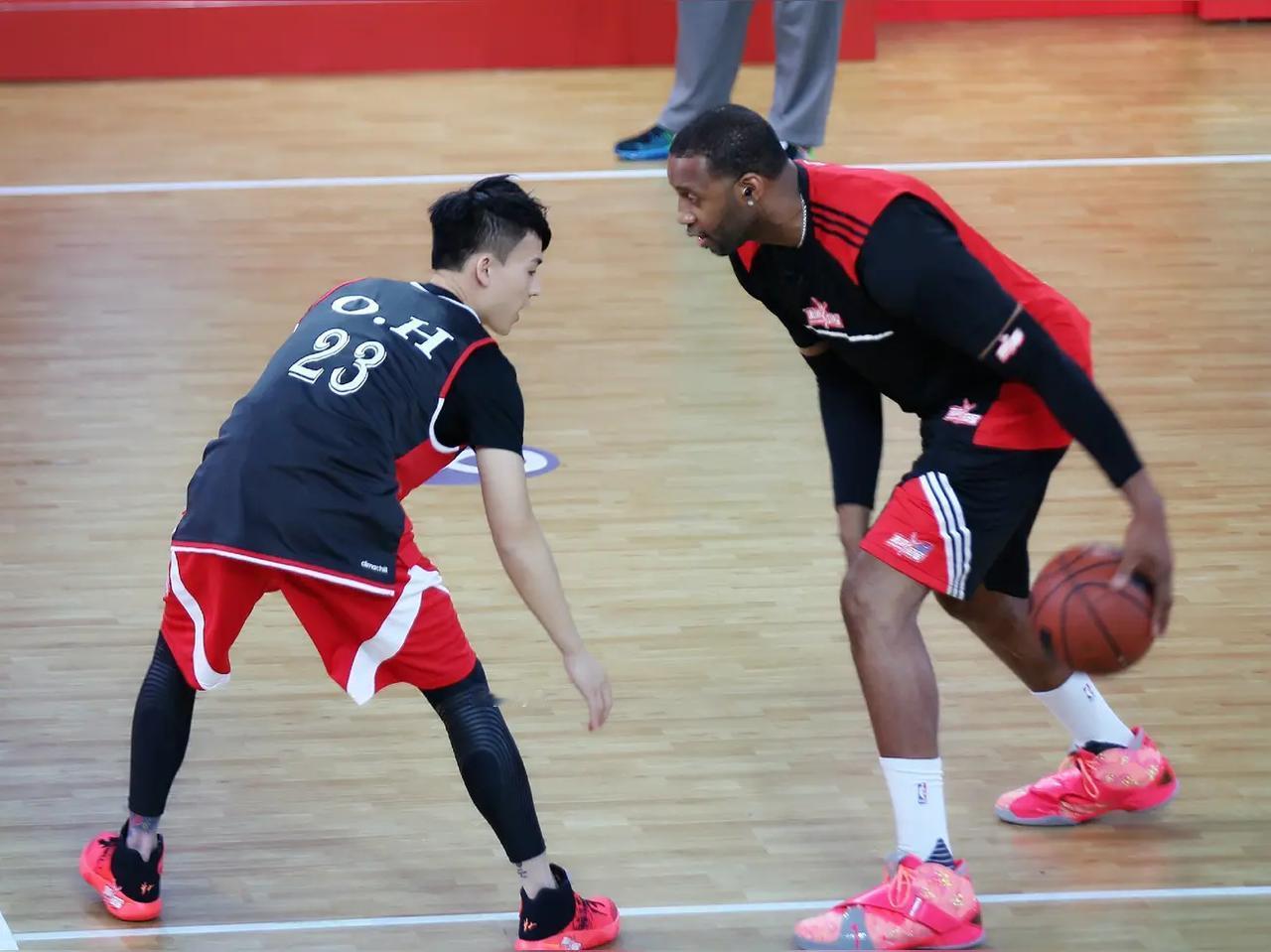 欧豪曾经和著名NBA球星特雷西-麦克格雷迪上演1vs1的较量，虽然有表演成分，但