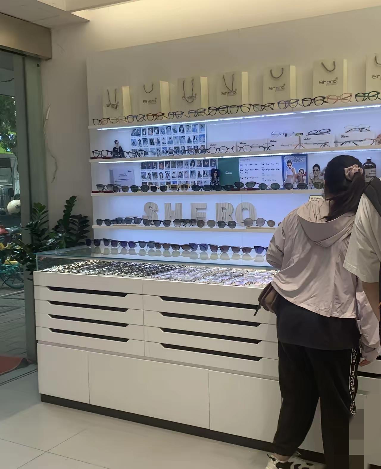 315一曝光我才恍然大悟，原来小学同桌的眼镜店这么赚钱！
 
之前带女儿去配眼镜