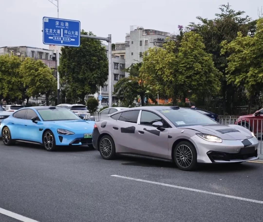 有网友偶遇到了一辆比亚迪方程S的路试车，正好旁边停放了一辆小米SU7，脑洞大开后