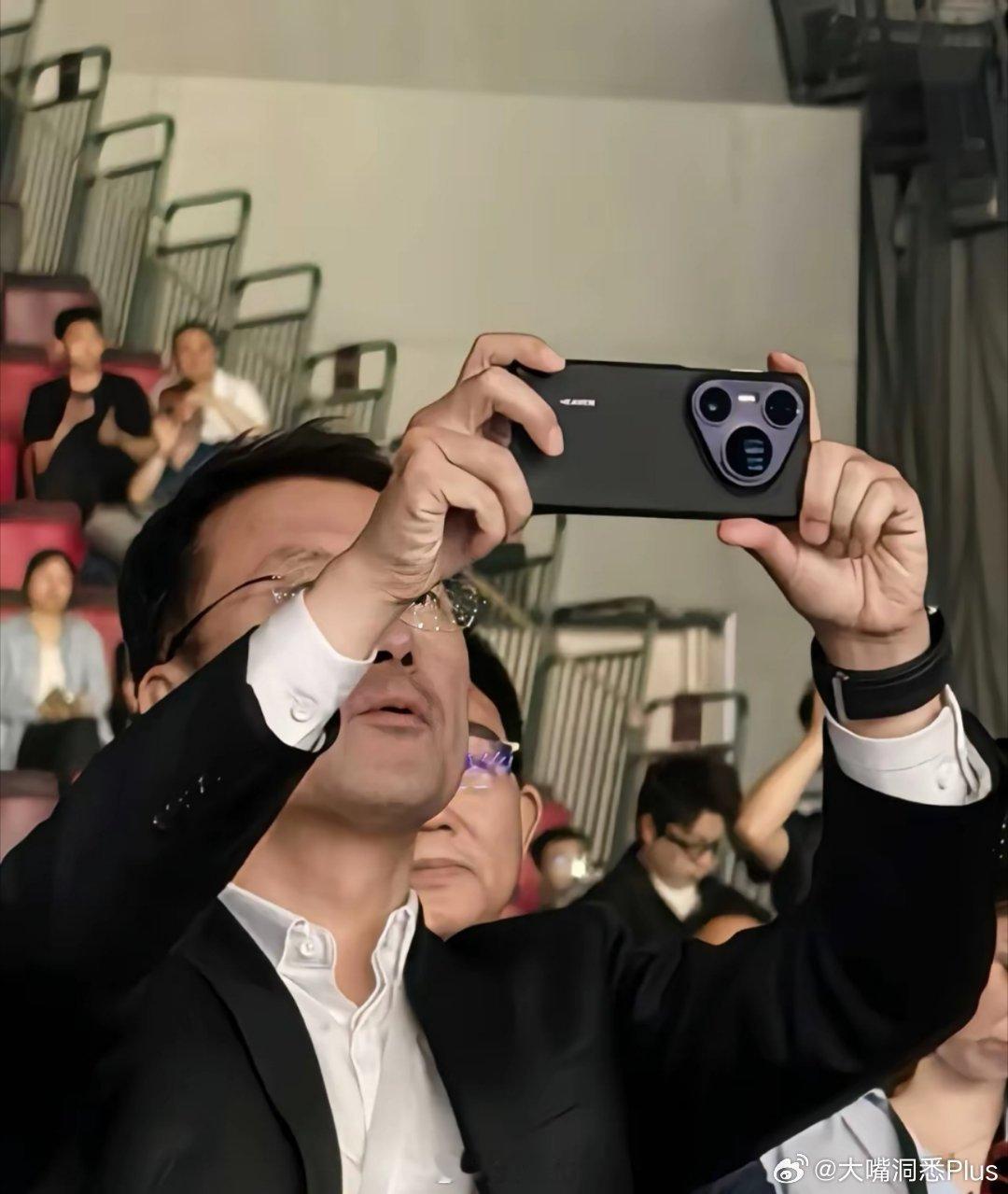 华为 Pura 80系列今天正式开售，不出意外线下又排起了长龙。在上海南京东路旗