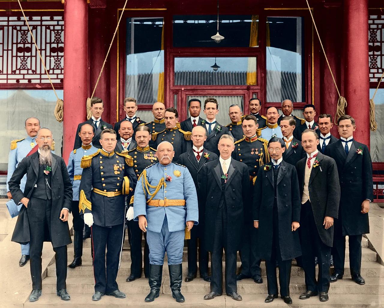 民国军阀其实也有进化和发展。

最初的北洋军阀以袁世凯、段祺瑞、冯国璋为代表。他