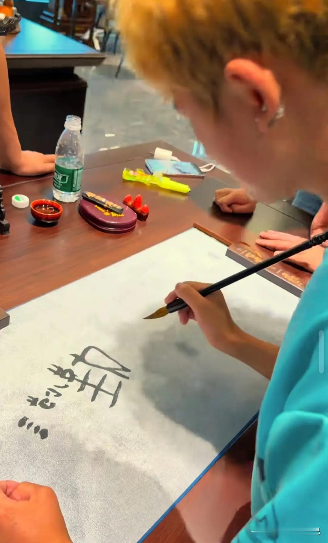 小马云范小勤书法作品有人出五十万。
范小勤随意写了一副书法，也就是他自己的名字，