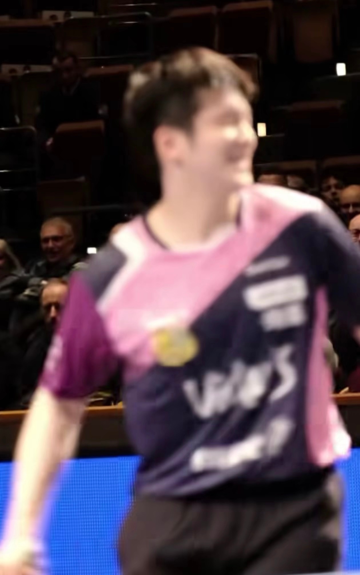 樊振东率队2025完美收官 似曾相识的蓝色队服，熟悉的卷毛造型，一如初见的挥手致