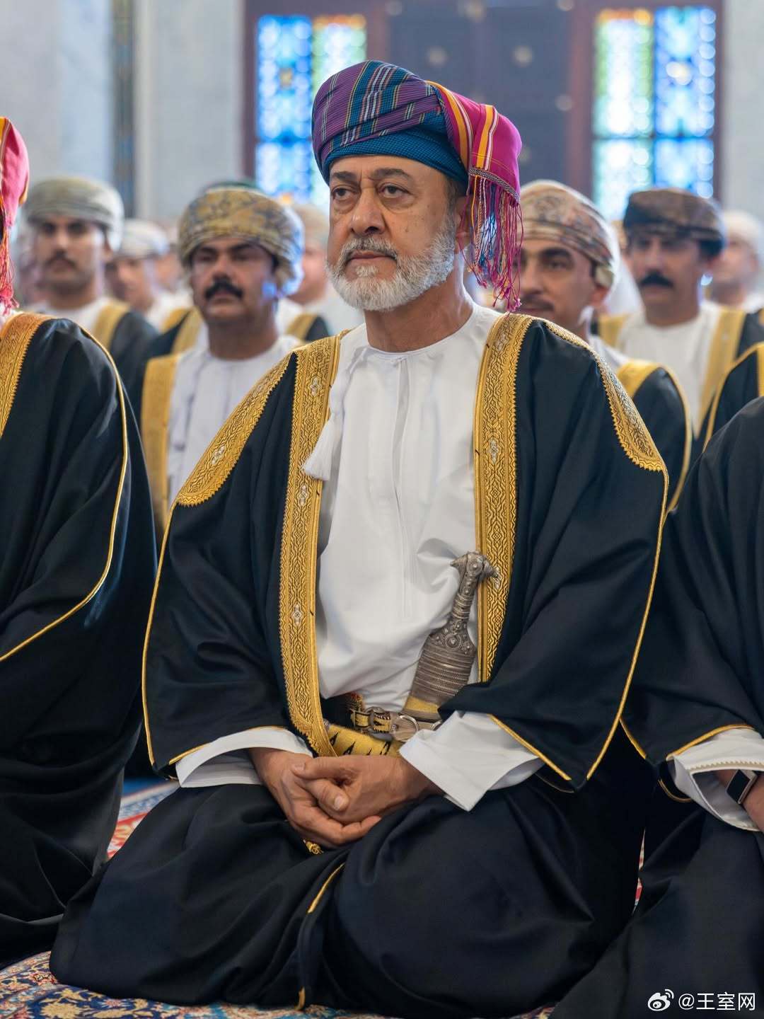 阿曼王室 🇴🇲3月20日，苏丹海赛姆和长子王储齐亚赞、次子比拉拉布王子在马斯