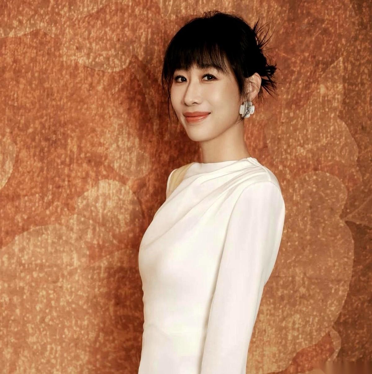 我敢打赌，把任素汐所有戏里吵架的片段剪在一起，你根本分不清哪个是哪个。
一模一样