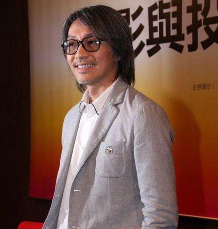 周星驰有过四段知名恋情，但从未登记结婚。他坦言一心扑在影视事业，不懂经营感情，屡
