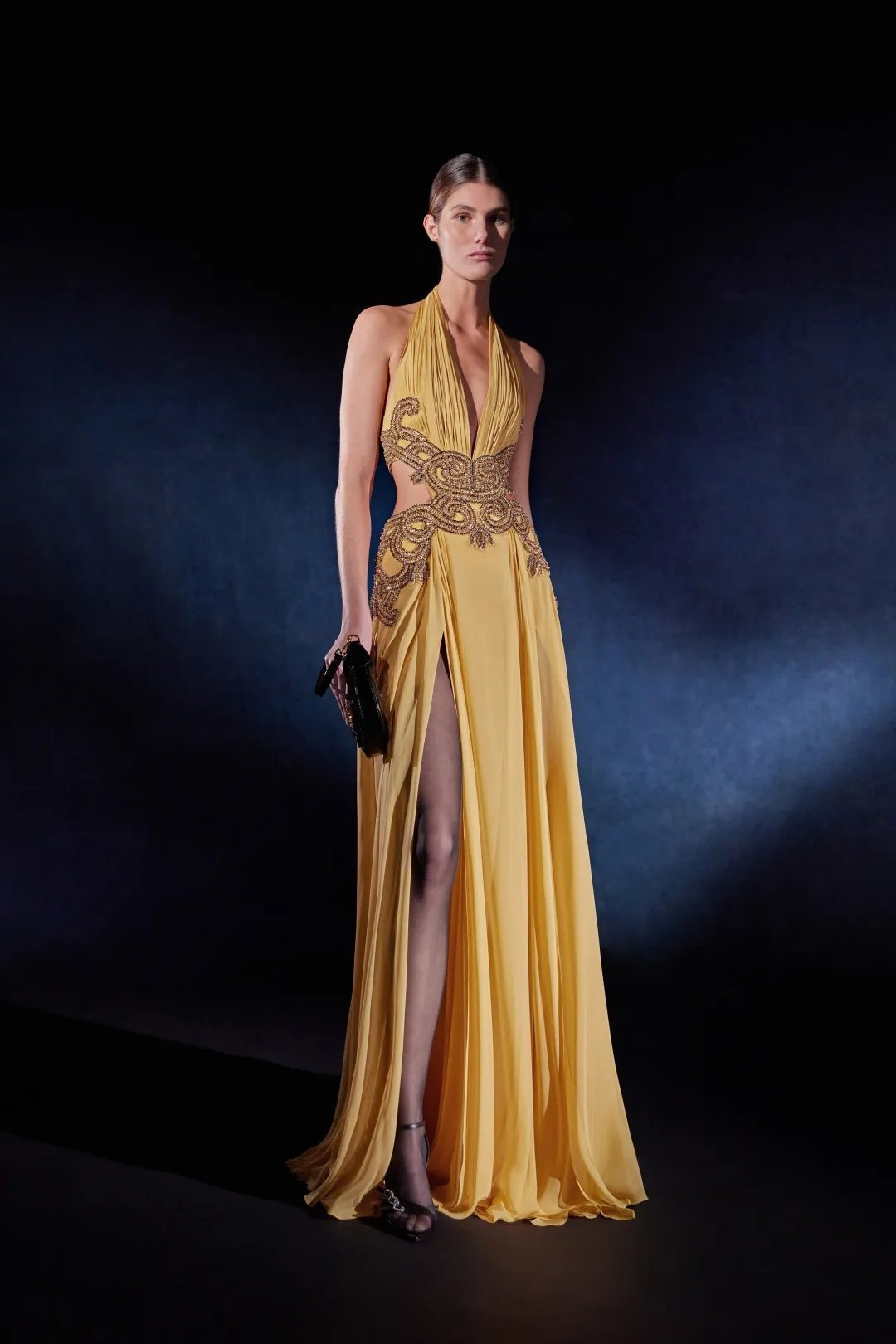 Zuhair Murad 2025早秋系列以先锋设计打破常规，蕾丝刺绣与高级面料