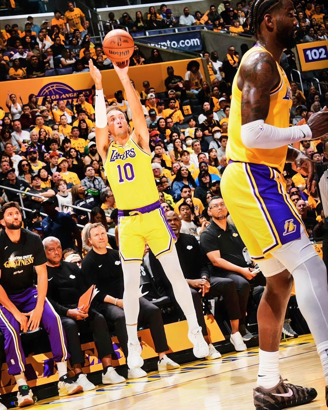 肯纳德正在成为人们希望中的“里夫斯”！
作为湖人球迷，对肯纳德的印象还停留在快船