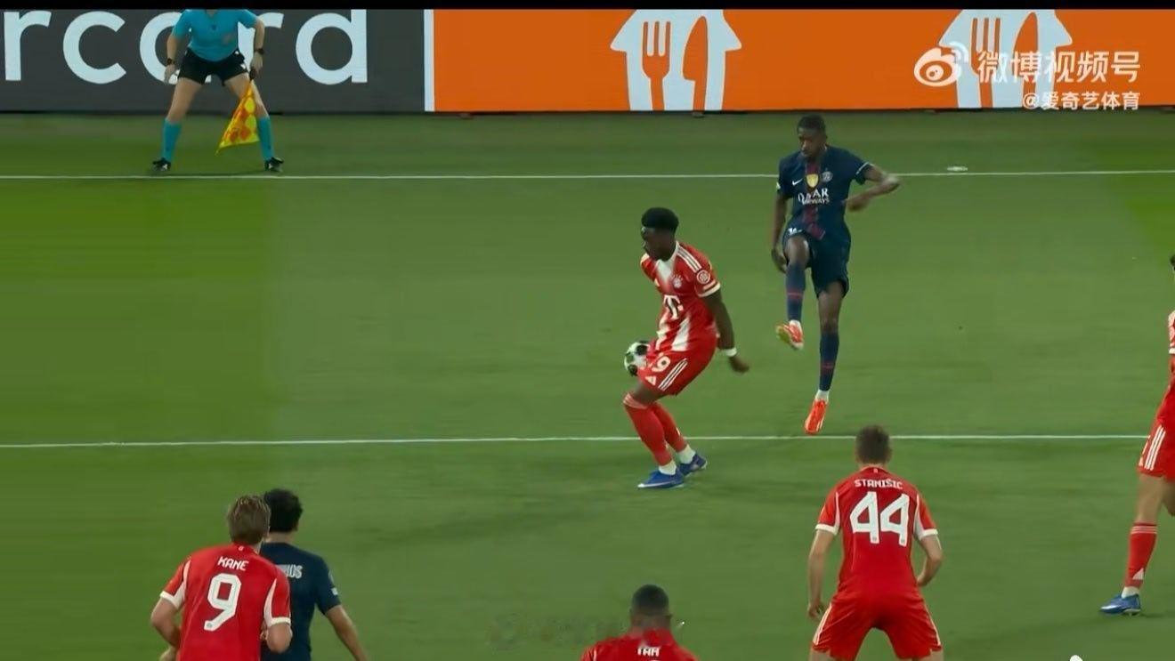 今天欧冠 拜仁后卫戴维斯这个手球，打在躯干后碰到手，主裁判判罚点球。马宁老师在亚