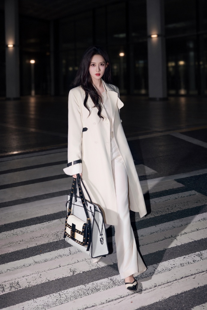孟子义边走边看信孟子义机场走路完全model 孟子义机场走路完全model，孟子