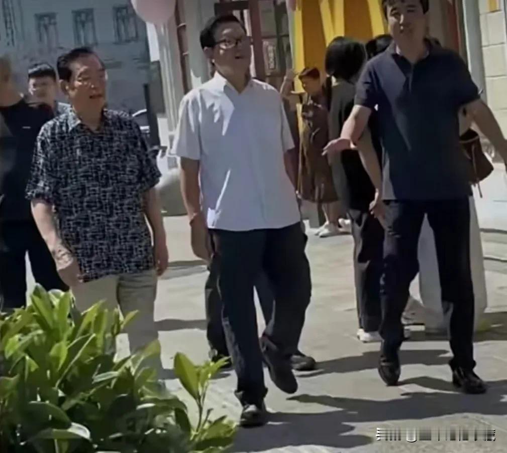 近日，86岁的著名男高音歌唱家、声乐教育家李双江老师回到黑龙江哈尔滨老家，在众人