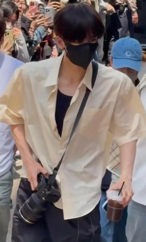 张凌赫硬扛伤痛拍戏，走路一瘸一拐硬撑全程，工作人员：只是别到筋，无大碍


在光