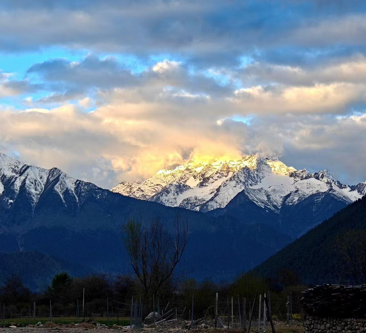 落日轻抚雪峰，镀上一层绝美金光，所见皆是治愈。
心向山野，静赏山川辽阔，岁岁平安