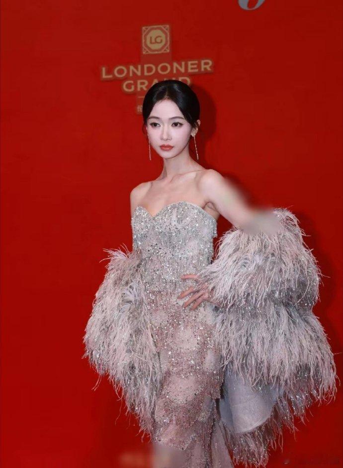 吴谨言惊艳亮相活动，亮片抹胸长裙闪耀夺目，羽毛披肩添优雅，举手投足间气场全开，魅