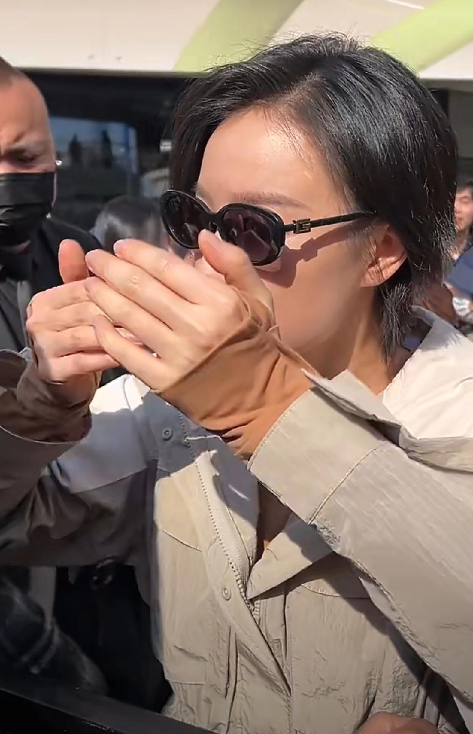 汤唯和倪妮参加活动说悄悄话，有网友从倪妮的唇语读出倪妮在问汤唯是不是怀二胎了，汤