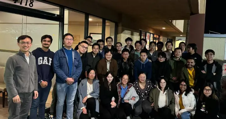 告别静态操控：新型AI可穿戴贴片，可在运动中识别手势控制机械臂