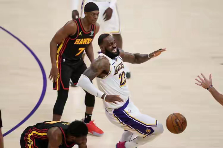 前NBA球员谈詹姆斯脚踝伤势 近日，前NBA球员特里斯坦·汤普森在《Club S
