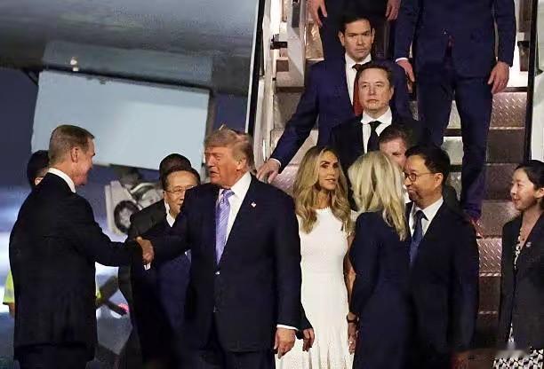 特朗普此番访华，和2017年的情境天差地别！他顶着美国国内多重压力而来，访华诉求