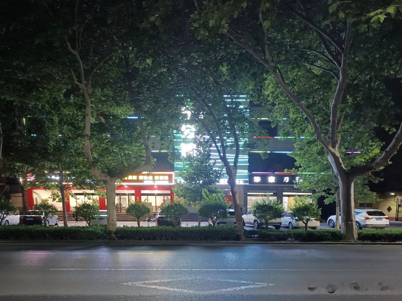 县城之夜……
（图片：拍摄于邢台沙河市·太行大街 2026-8-2）